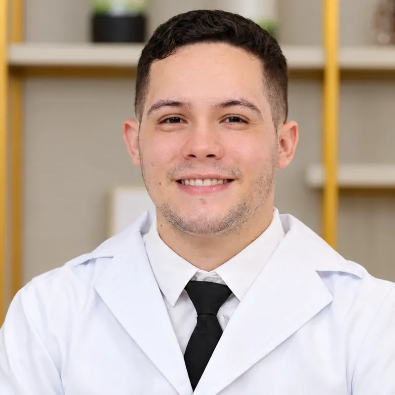 Raviecky Ferraz sorrindo, de jaleco branco
